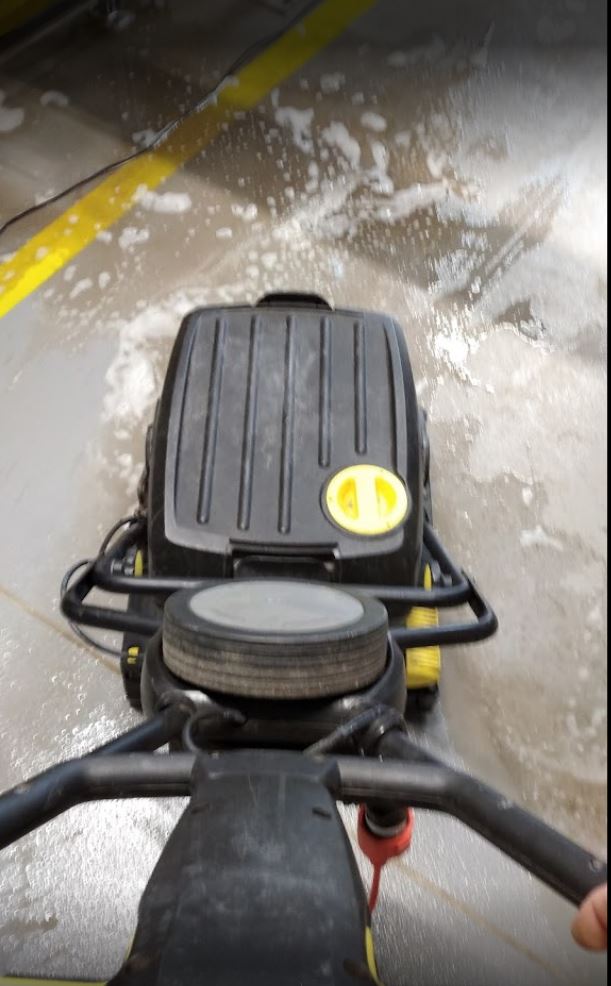 Szorowarka czyszcząca posadzki przemysłowe